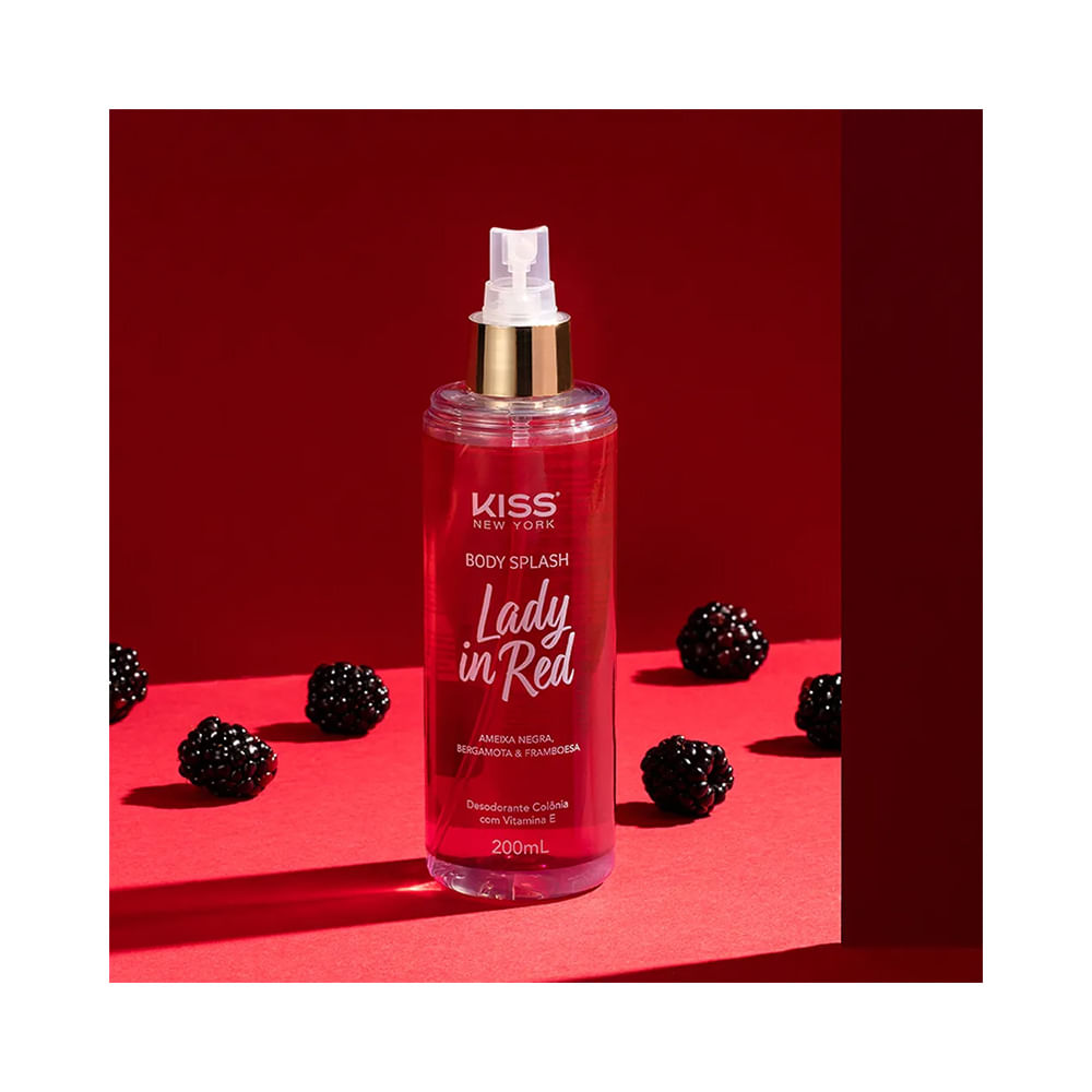Frasco de Body Splash Kiss New York Lady In Red 200ml com fundo vermelho vibrante e amoras pretas
